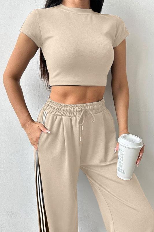 Sportieve set van korte mouwen crop top en broek 