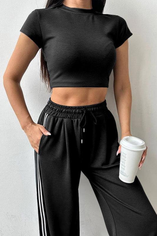 Sportieve set van korte mouwen crop top en broek 