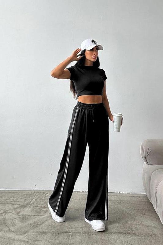 Sportieve set van korte mouwen crop top en broek 