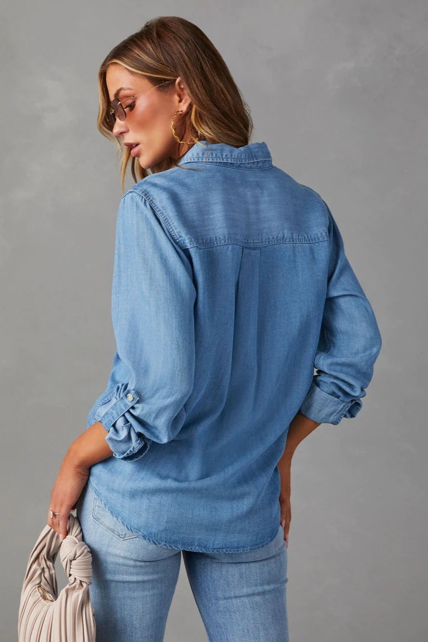 Diepblauwe denim blouse met lange mouwen en kraag 