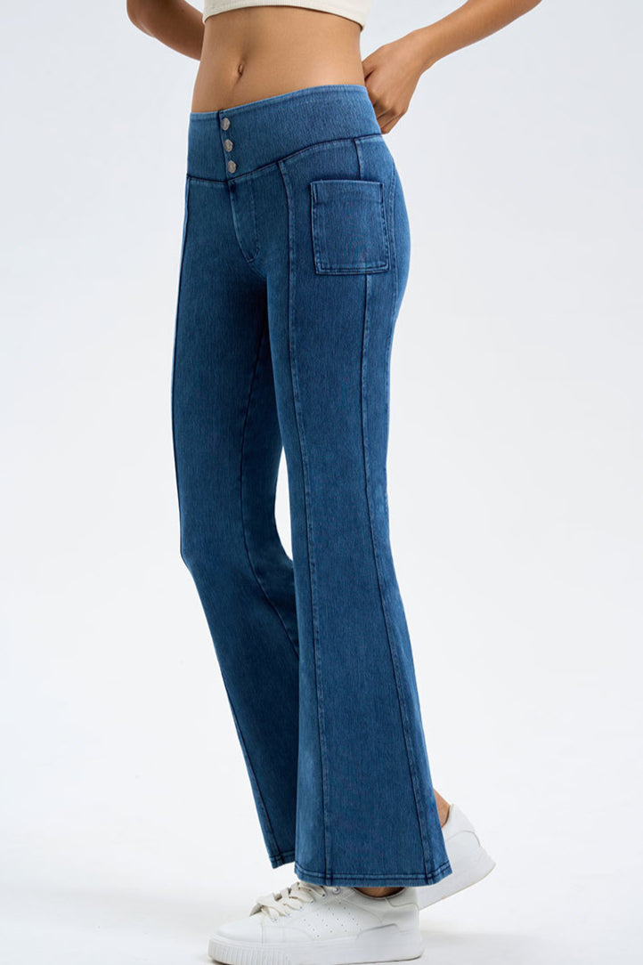 Jeans met wijde pijpen en knoopdetail