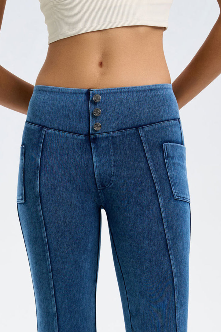 Jeans met wijde pijpen en knoopdetail